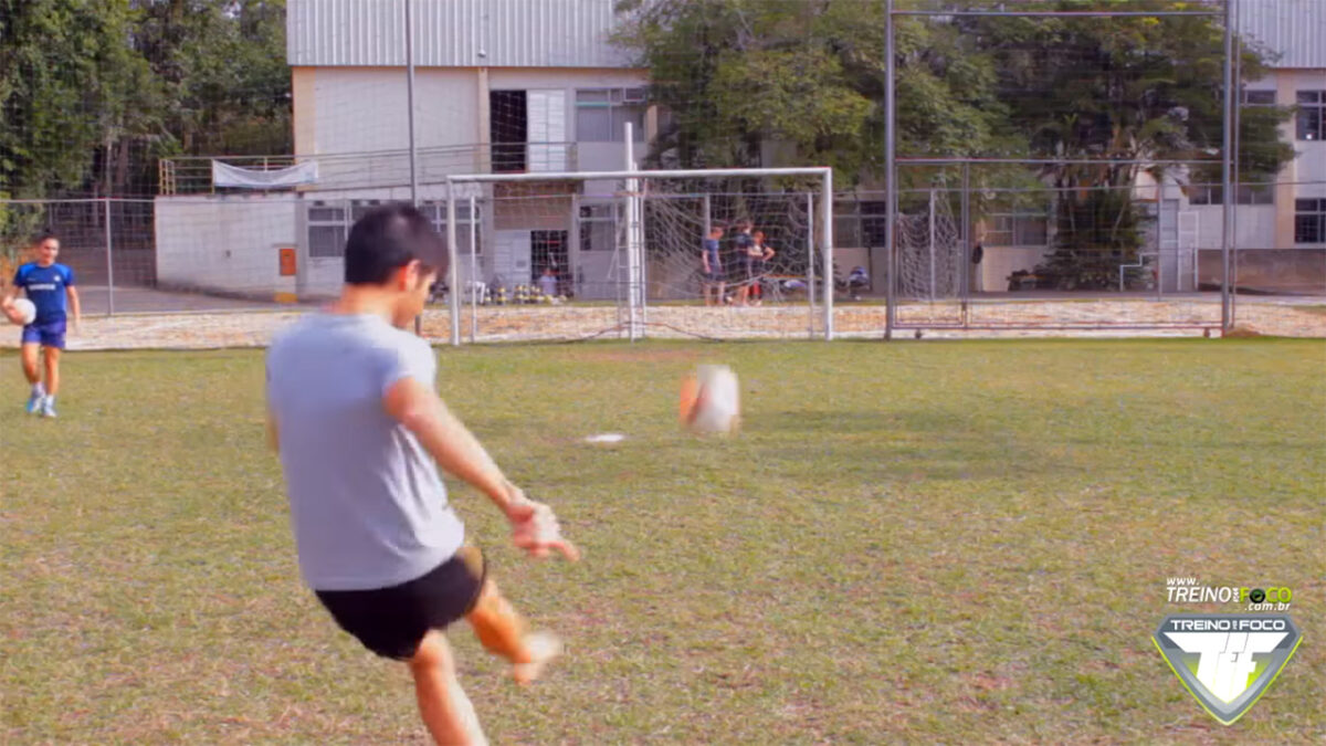 chute_no_travessão_treino_em_foco_atividade_física_lúdica