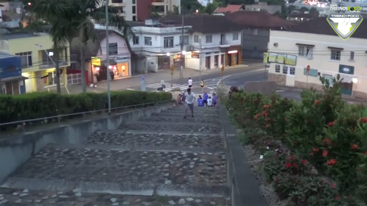 treino_Em_foco_treinamento_aeróbio_voltando_aos_Treinos_escadaria