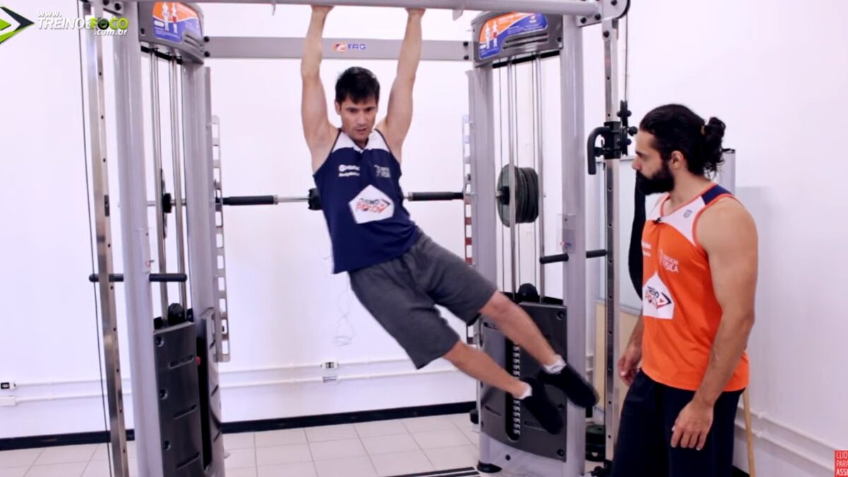 Abdominal infra na barra fixa, exercício avançado que exige um controle  muscular do core, flexores do quadril e isometria nos membros superiores.  Após, By Levy Neto Personal