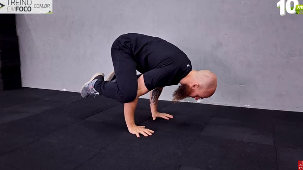 Handstand_calistenia_parada_de_mão_treino_em_foco