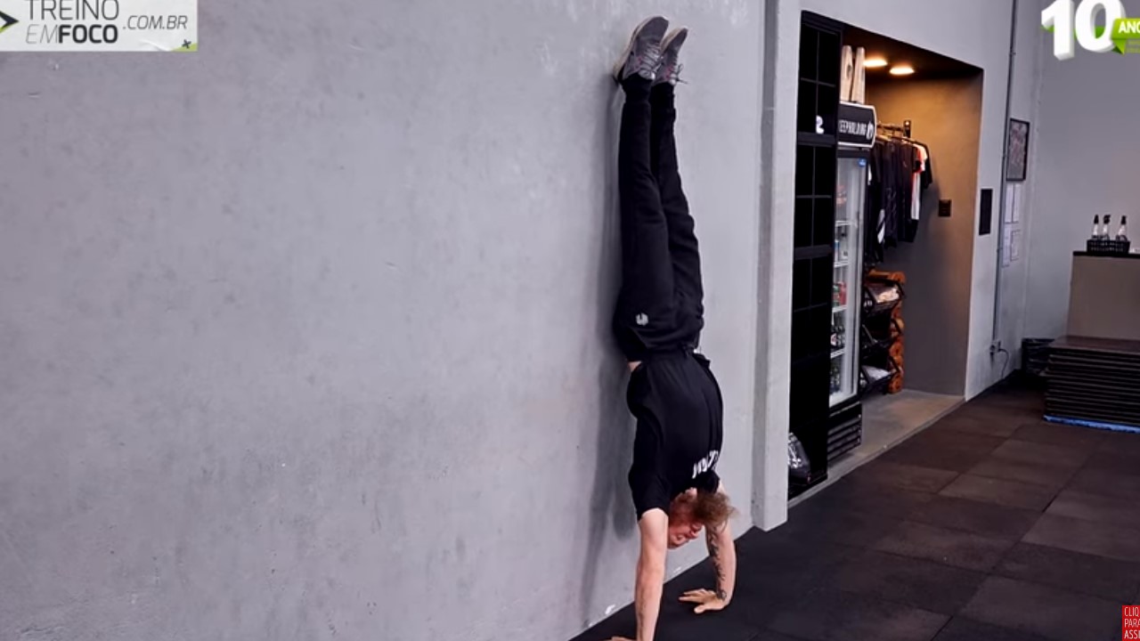 Handstand_calistenia_parada_de_mão_treino_em_foco